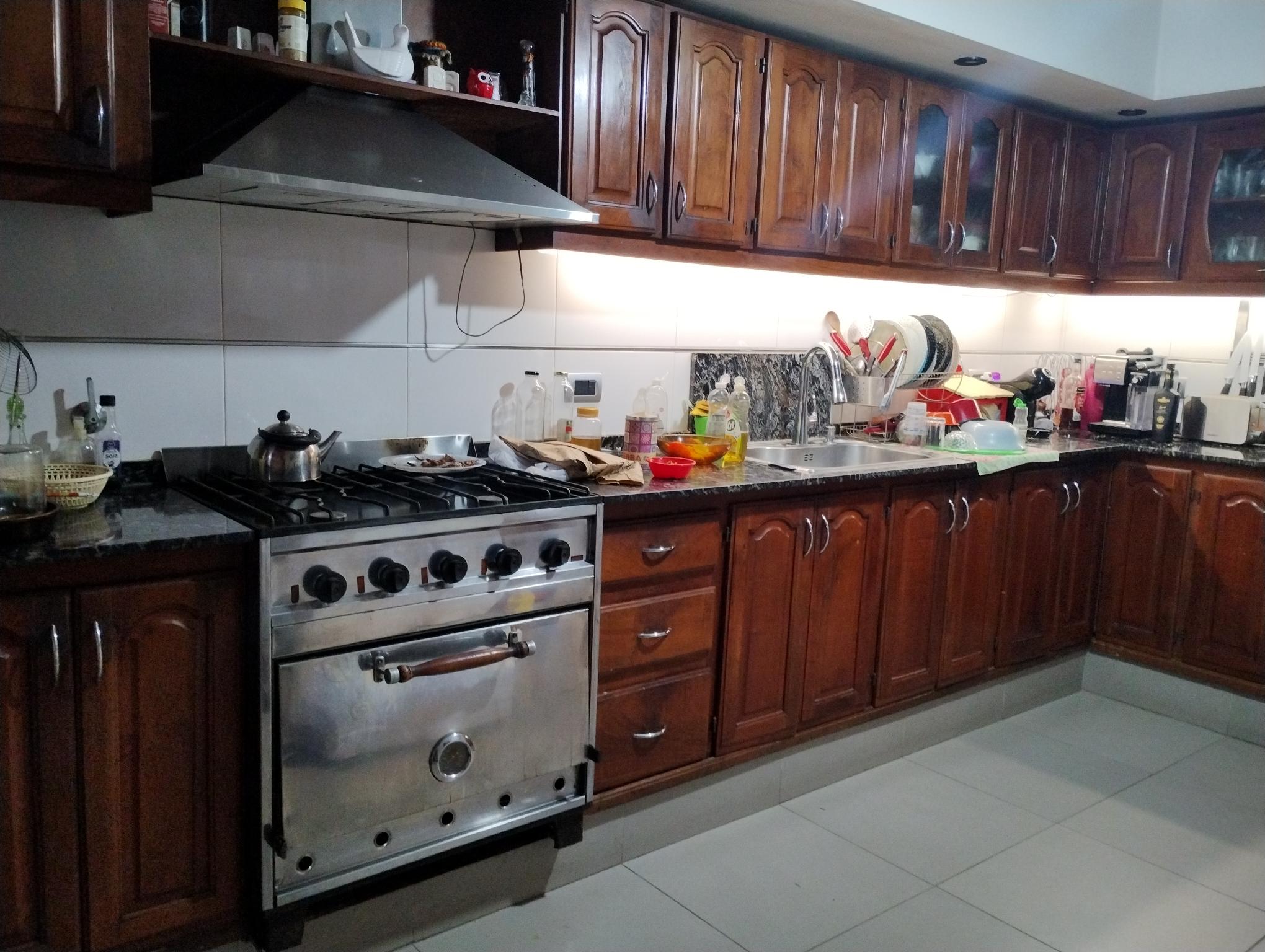 Excelente propiedad ideal inversionista, sobre acceso calle principal, ubicada al lado del registro civil de Glew.
Dos terrenos cuyas medidas corresponden a 8,75 de frente x 50 de fondo cada uno. Cuenta con edificación de dos viviendas.
Vivienda de adelante con 2 dormitorios con placares empotrados, living, baño con bañera e hidromasaje, cocina-comedor amplio compuesta con mesada bajo mesada de madera y alacena de madera. Atrás vivienda con 1 dormitorio, cocina-comedor y baño.
Entrada para vehículo y galpón
Escucha ofertas!!!! Excelente propiedad ideal inversionista, sobre acceso calle principal, ubicada al lado del registro civil de Glew.
Dos terrenos cuyas medidas corresponden a 8,75 de frente x 50 de fondo cada uno. Cuenta con edificación de dos viviendas.
Vivienda de adelante con 2 dormitorios con placares empotrados, living, baño con bañera e hidromasaje, cocina-comedor amplio compuesta con mesada bajo mesada de madera y alacena de madera. Atrás vivienda con 1 dormitorio, cocina-comedor y baño.
Entrada para vehículo y galpón
Escucha ofertas!!!!