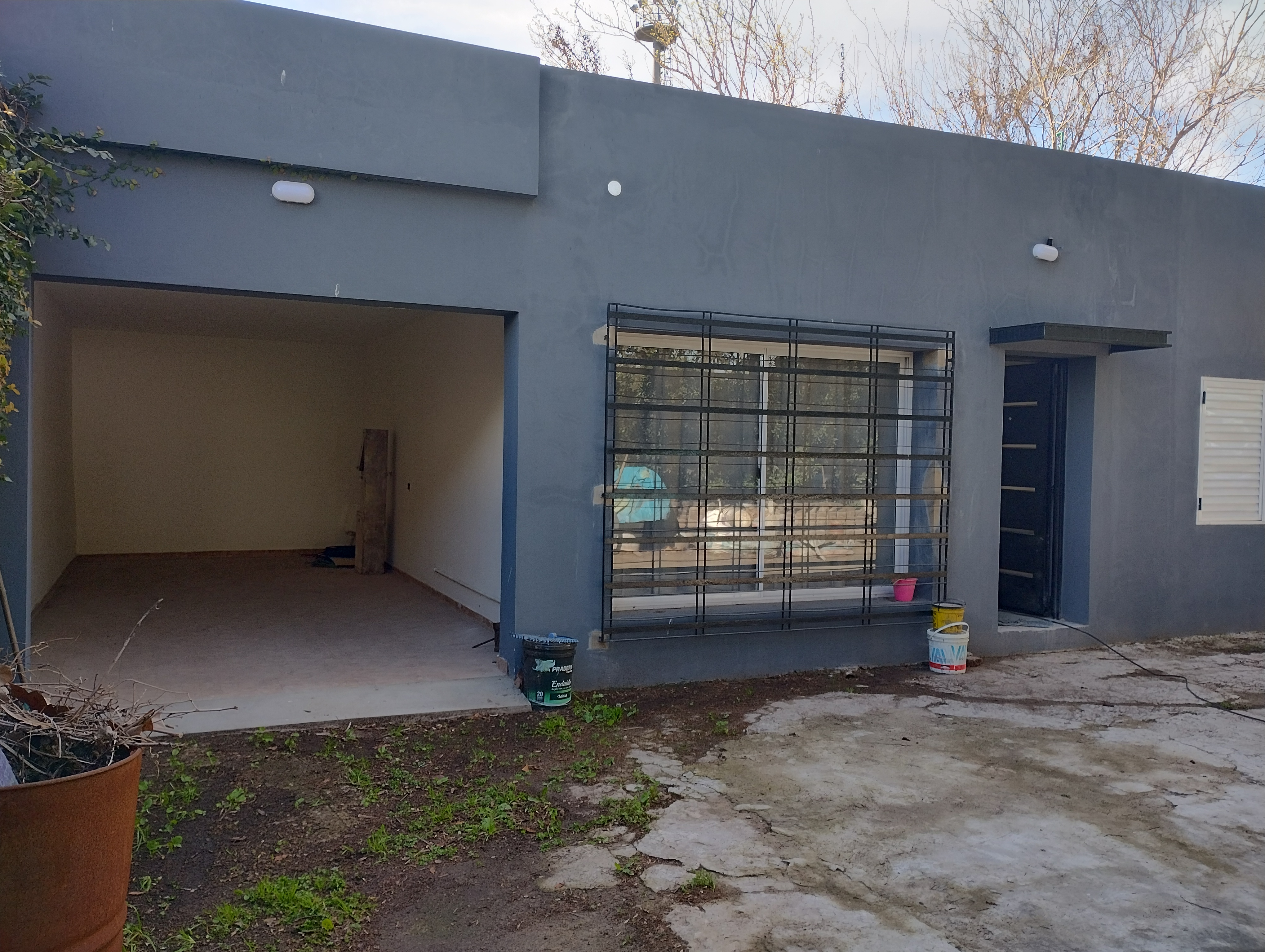 VIVIENDA EN EXCELENTE ESTADO, UBICADA EN EL FONDO DEL TERRENO. SE INGRESA POR EL PORTON LATERAL DE USO COMPARTIDO CON LA VIVIENDA DEL FRENTE.
Ubicación: Soldi
Consta de: 3 dormitorios uno de ellos con placar, cocina-comedor amplia con mesada y bajo mesada, baño instalado completo, rejas en sus sus respectivas aberturas, entrada para vehículo con techo cubierto. Servicio de luz y gas.
Cuenta con escritura. Comisión 6% de la cual el 3% es abonada por el comprador y el 3% es abonada por el vendedor. Gastos de escrituración a cargo de la parte compradora VIVIENDA EN EXCELENTE ESTADO, UBICADA EN EL FONDO DEL TERRENO. SE INGRESA POR EL PORTON LATERAL DE USO COMPARTIDO CON LA VIVIENDA DEL FRENTE.
Ubicación: Soldi
Consta de: 3 dormitorios uno de ellos con placar, cocina-comedor amplia con mesada y bajo mesada, baño instalado completo, rejas en sus sus respectivas aberturas, entrada para vehículo con techo cubierto. Servicio de luz y gas.
Cuenta con escritura. Comisión 6% de la cual el 3% es abonada por el comprador y el 3% es abonada por el vendedor. Gastos de escrituración a cargo de la parte compradora