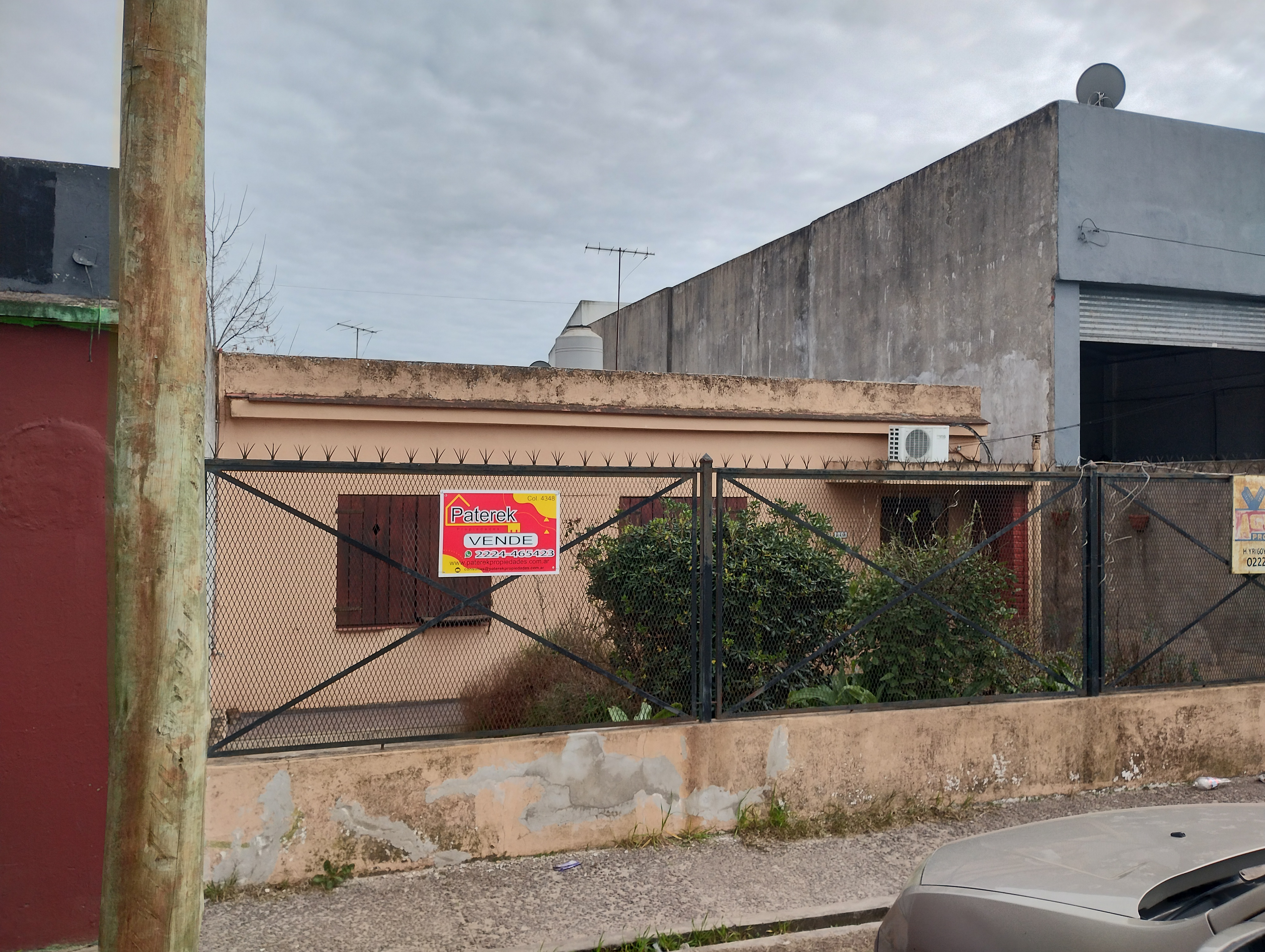 AMPLIA CASA DE MATERIAL SOBRE AVDA.H.YRIGOYEN, IDEAL VIVIENDA PERMANENTE O FINES COMERCIALES.
UBICACIÓN: AVDA.H.YRIGOYEN N° 21458 ENTRE SAN MARTIN Y SAN MARIANO.
CONSTA DE: 3 DORMITORIOS, AMPLIO LIVING-COMEDOR,COCINA, BAÑO INSTALADO, AMPLIO AMBIENTE O QUINCHO, GALPON PARA ENSERES Y BAÑO.
SERVICIO LUZ Y GAS NATURAL.
La parte vendedora escucha propuestas razonables.
Cualquier propuesta nos pueden contactar para coordinar visita. AMPLIA CASA DE MATERIAL SOBRE AVDA.H.YRIGOYEN, IDEAL VIVIENDA PERMANENTE O FINES COMERCIALES.
UBICACIÓN: AVDA.H.YRIGOYEN N° 21458 ENTRE SAN MARTIN Y SAN MARIANO.
CONSTA DE: 3 DORMITORIOS, AMPLIO LIVING-COMEDOR,COCINA, BAÑO INSTALADO, AMPLIO AMBIENTE O QUINCHO, GALPON PARA ENSERES Y BAÑO.
SERVICIO LUZ Y GAS NATURAL.
La parte vendedora escucha propuestas razonables.
Cualquier propuesta nos pueden contactar para coordinar visita.