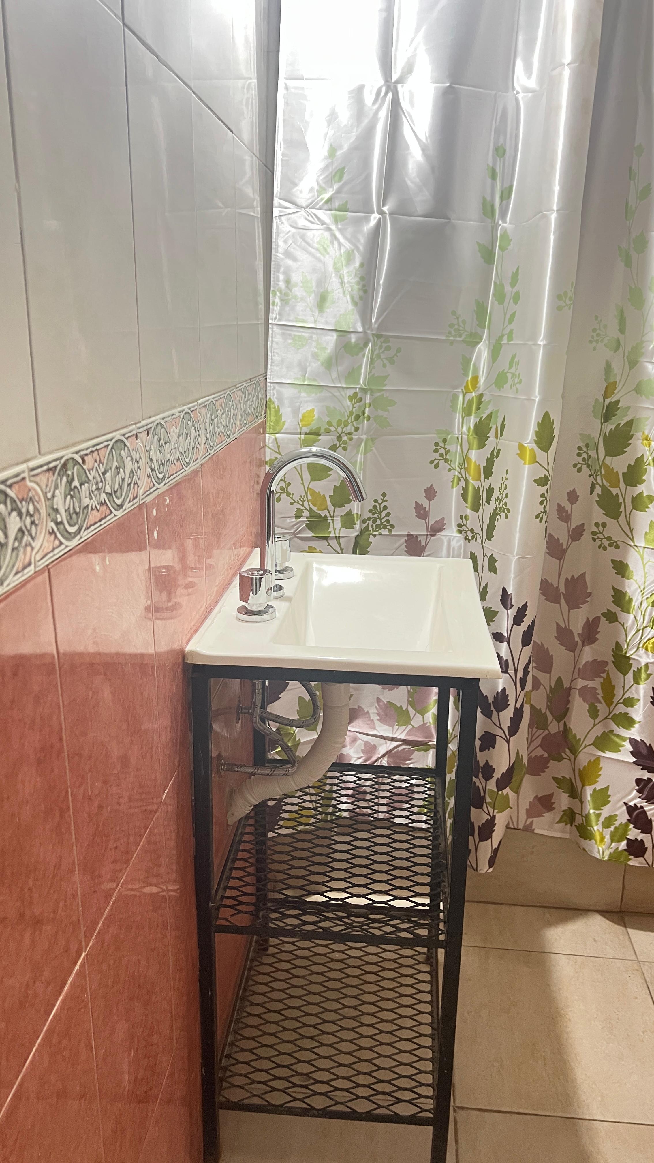 DEPARTAMENTO EN ALQUILER IDEAL PARA PAREJA O PERSONA SOLA.
UBICACION: GARIBALDI N° 2221 ENTRE PASAJE DRAKE Y 33 ORIENTALES, GLEW.
CONSTA DE: 1 DORMITORIO, COCINA, LIVING-COMEDOR Y BAÑO.
SERVICIO DE LUZ COMPARTIDO.
VALOR DEL ALQUILER: $ 250.000 X MES DEPARTAMENTO EN ALQUILER IDEAL PARA PAREJA O PERSONA SOLA.
UBICACION: GARIBALDI N° 2221 ENTRE PASAJE DRAKE Y 33 ORIENTALES, GLEW.
CONSTA DE: 1 DORMITORIO, COCINA, LIVING-COMEDOR Y BAÑO.
SERVICIO DE LUZ COMPARTIDO.
VALOR DEL ALQUILER: $ 250.000 X MES