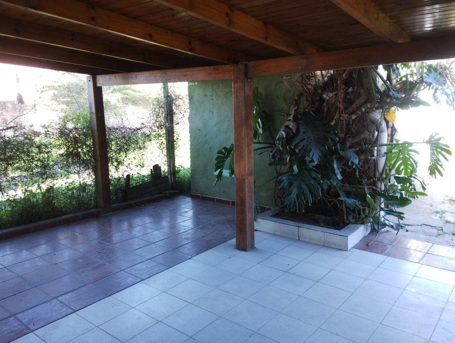 VIVIENDA EN BUEN ENTORNO, A 2 CUADRAS Y 1/2 DEL PASO DE COLECTIVOS.

CONSTA DE: 1 DORMITORIO AMPLIO, 1 DORMITORIO CHICO, COCINA-COMEDOR, GALERIA, ENTRADA PADA VEHÍCULO Y GALPÓN/CUARTO DE GUARDADO.
SERVICIO DE LUZ Y GAS NATURAL.

VALOR DE VENTA: U$S 120.000.