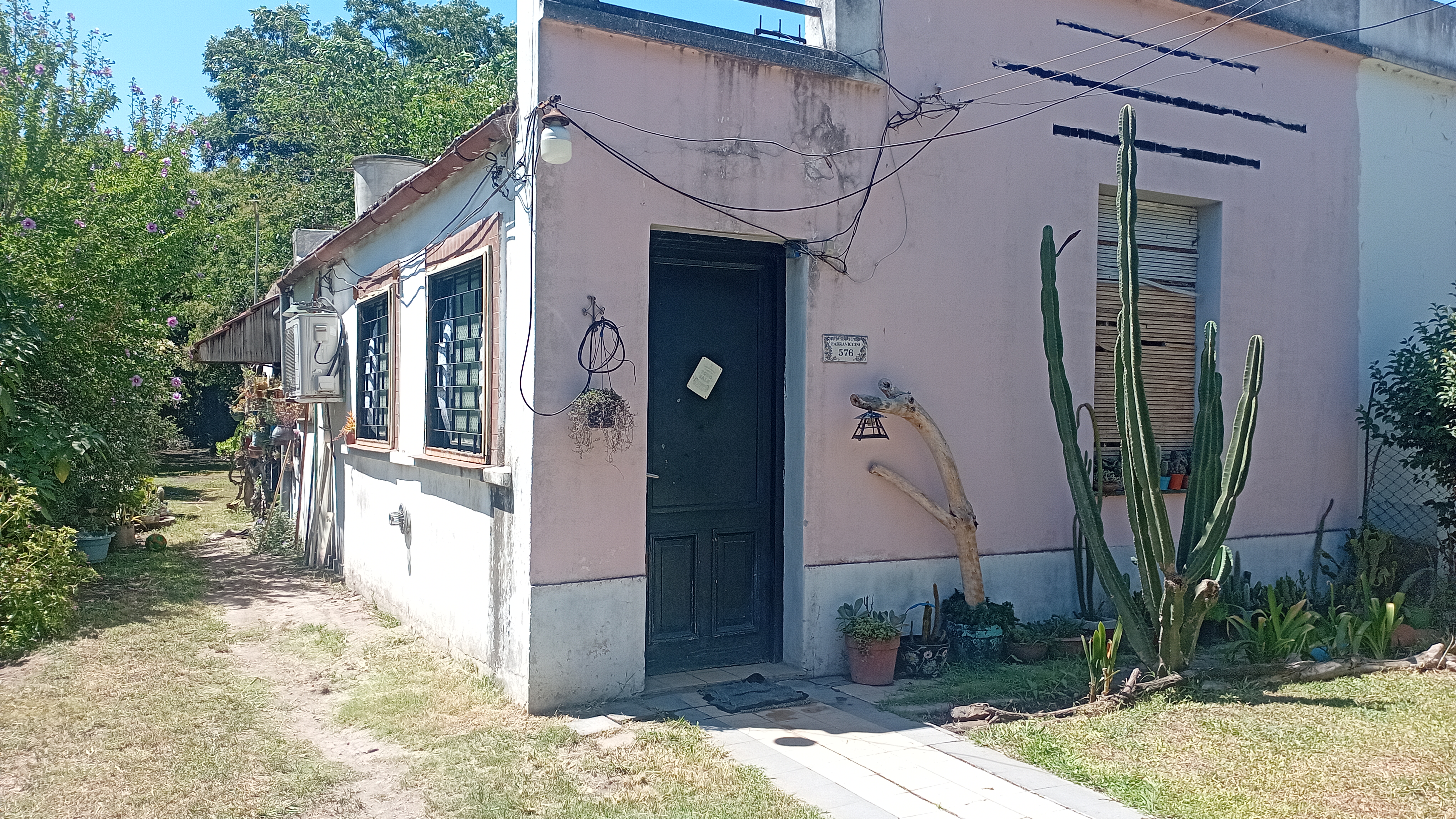 VIVIENDA DE MATERIAL A 8 CUADRAS DE LA ESTACION Y A METROS DEL ASFALTO.

UBICACIÓN: PARRAVICINI Nº 576 ENTRE ALMAFUERTE Y LAMBERTI.

MEDIDAS DEL TERRENO: 10 X 51,96 MTS

CONSTA DE: 2 DORMITORIOS, LIVING, COCINA Y BAÑO. SERVICIO DE GAS NATURAL . AMPLIO PARQUE

VALOR DE VENTA: U$S 40.000.-

CONDICION DE VENTA:
COMISION INMOBILIARIA ABONAN EL 6% DE LOS CUALES EL 3% ABONA LA PARTE COMPRADORA Y EL OTRO 3% LA PARTE VENDEDORA
LOS GASTOS DE ESCRITURACION CORREN  POR CUENTA DE LA PARTE COMPRADORA.