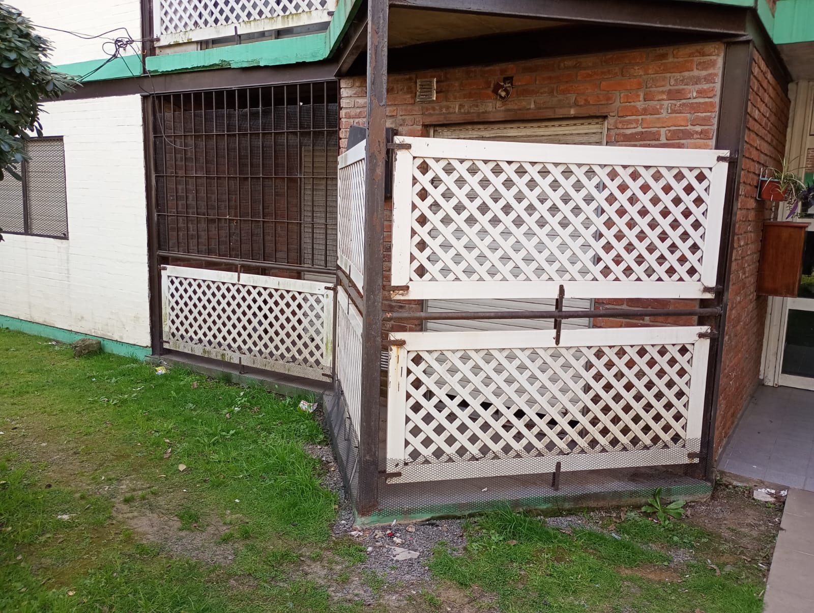 DEPARTAMENTO EN VENTA EN EL COMPLEJO HABITACIONAL TELEPOSTAL.

UBICACION: EDIDICIO 8 - PLANTA BAJA - DEPTO 1

CONSTA DE: 2 DORMITORIOS (UNO CON PLACARD EMPOTRADO), COCINA CON MESASA Y BAJO MESADA DOS ESTANTES, LIVING-COMEDOR Y BAÑO. SERVICIO LUZ Y GAS NATURAL.

VALOR DE VENTA. U$S 40.000 .-