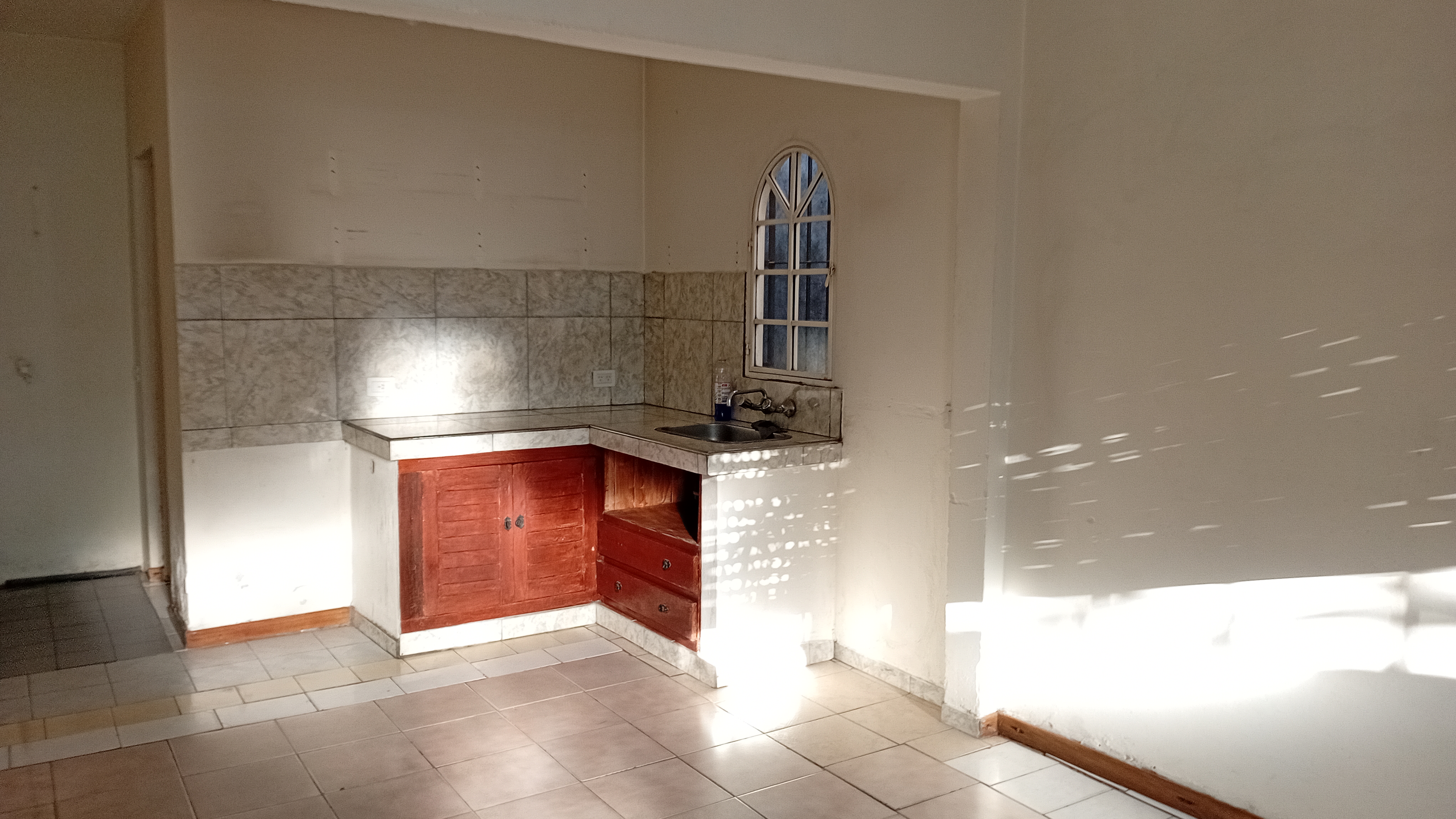 DEPARTAMENTO IDEAL PARA PAREJA O PERSONA SOLA.

UBICACIÓN: F.DE CUYAS N° 280, GLEW.

CONSTA DE: 1 D0RMITORIO, COCINA-COMEDOR, BAÑO Y PEQUEÑO PATIO AL FRENTE. SERVICIO DE LUZ ELECTRICA.

VALOR DEL ALQUILER: $ 350.000 X MES.-