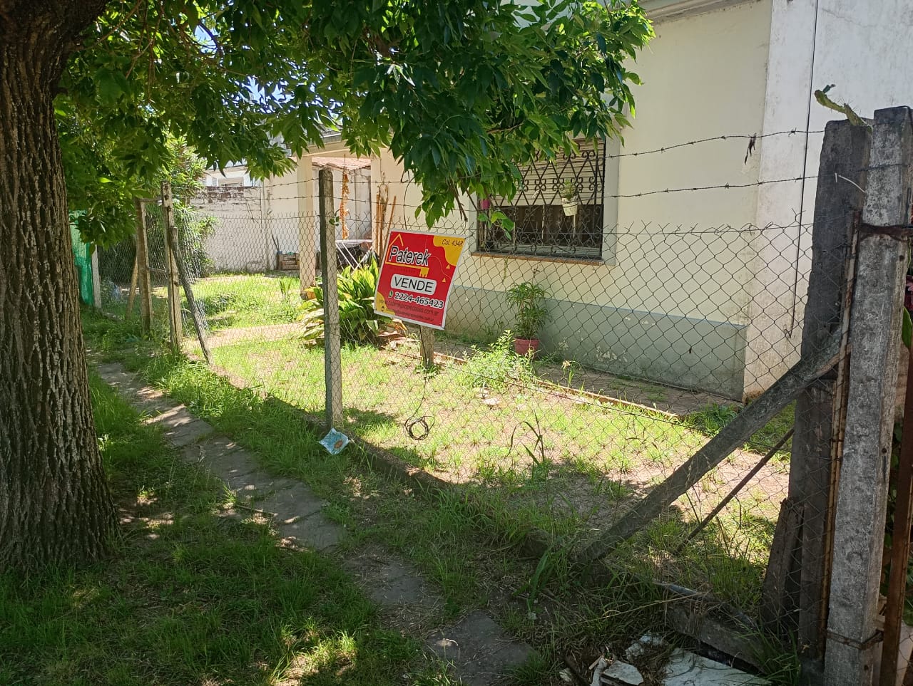 2 VIVIENDAS EN UN MISMO TERRENO, CADA CUAL CUENTA CON SUS RESPECTIVOS SERVICIOS INDEPENDIENTES Y ESTAN DIVIDIDAS POR MURO MEDIANERO.

CONSTA DE: VIVIENDA 1 CON 2 DORMITORIOS, COCINA, LIVING-COMEDOR, BAÑO, PATIO Y FRENTE DE ALAMBRADO CON PORTON PARA INGRESO VEHICULAR.
VIVIENDA 2 EN LA ESQUINA CON ENTRADA INDEPENDIENTE DANDO A LA CALLE MONOAMBIENTE CON BAÑO. LA VIVIENDA LINDERA CON PORTON CHICO PARA INGRESO CUANTA CON 2 DORMITORIOS, COCINA, COMEDOR Y BAÑO.
LAS VIVIENDAS CUENTAN CON SERVICIO DE LUZ Y GAS INDEPENDIENTES.

VALOR DE VENTA : U$S 140.000 