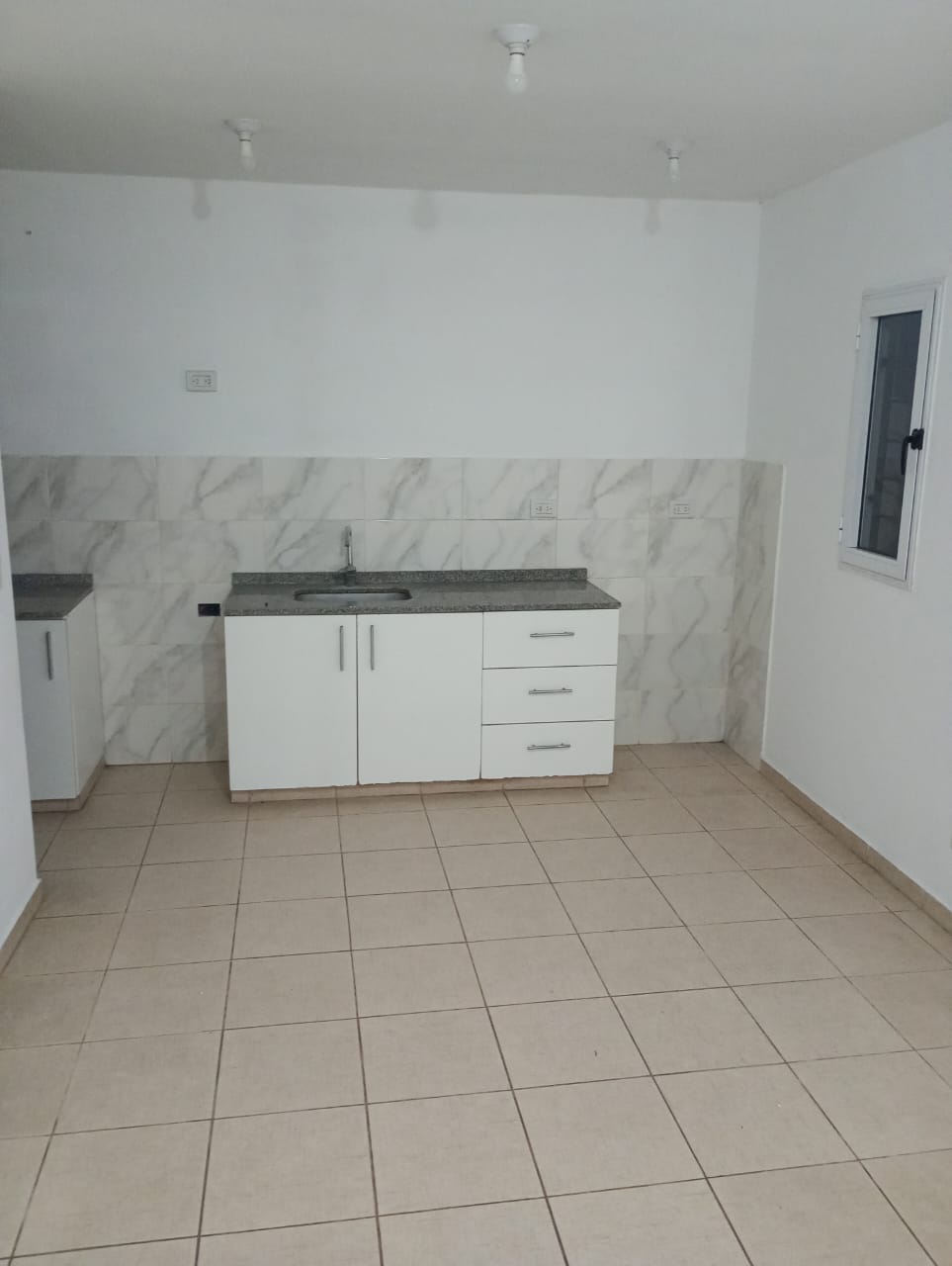 DEPARTAMENTO IDEAL PARA PAREJA O PERSONA SOLA.

UBICACION: N.MALVINAS Nº 1244, GLEW.

CONSTA DE: 1 DORMITORIO, COCINA-COMEDOR Y BAÑO. SERVICIO DE LUZ ELECTRICA COMPARTIDO.

VALOR DEL ALQUILER: $ 300.000 X MES.-

CONSULTE POR REQUISITOS Y CONDICIONES PARA INGRESAR A NUESTRO WHATSAPP