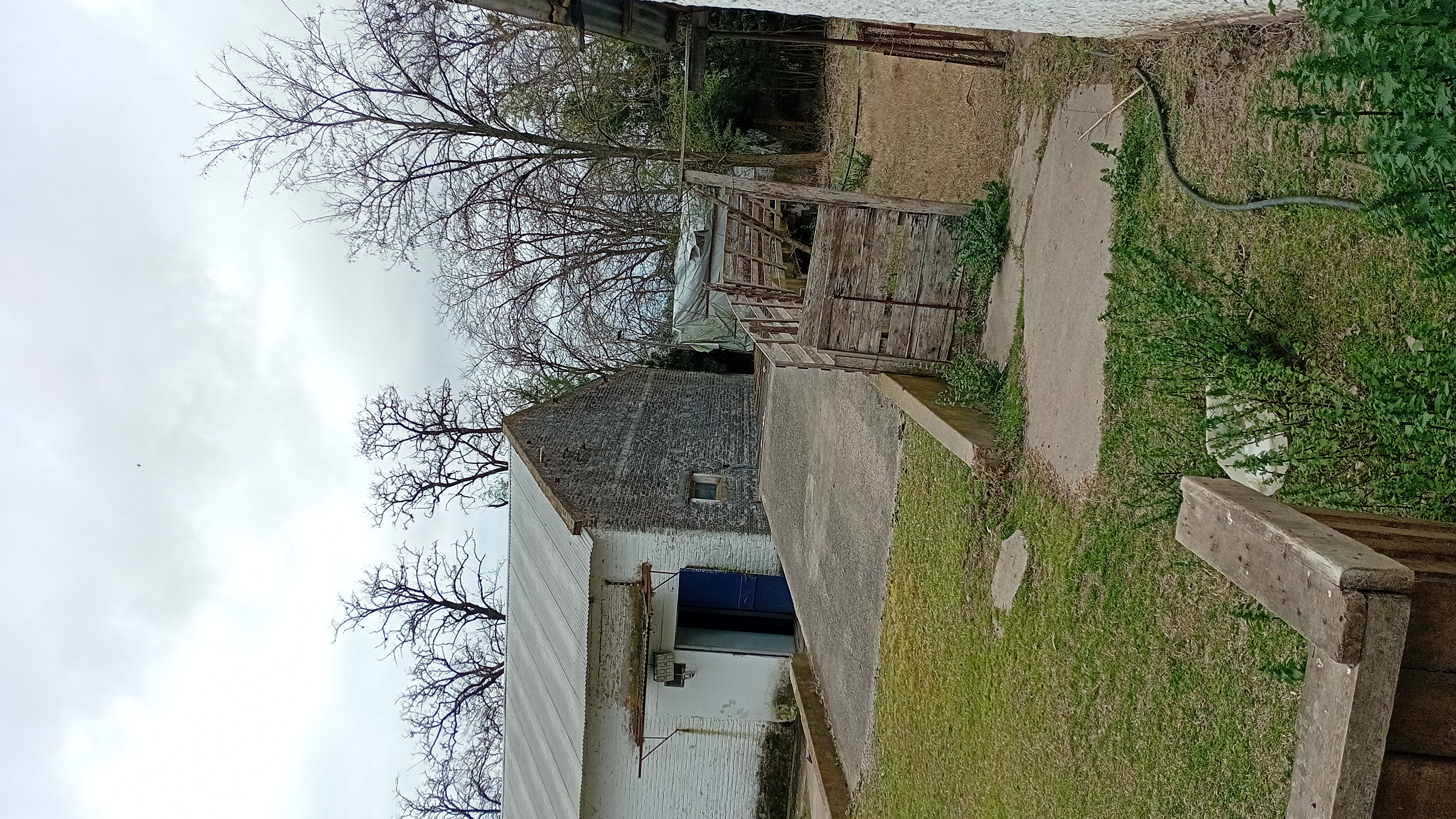 VENTA - 2 HECTAREAS IDEALES PARA SIEMBRA O EMPRENDIMIENTO PRODUCTIVO.

SE VENDEN 2 HECTAREAS DE TERRENO CON EXCELENTES CONDICIONES PARA SIEMBRA, CULTIVO O DESARROLLO DE EMPRENDIMIENTO.

LA PROPIEDAD CUENTA CON GALPONES AMPLIOS, IDEALES PARA ALMACENAMIENTO DE HERRAMIENTAS, MAQUINARIA O MERCADERIA.
SALON DE ATENCION Y/O DISTRIBUCION, ADAPTABLE PARA OFICINA COMERCIAL, PUNTO DE VENTA O LOGISTICA.
VIVIENDA DENTRO DEL PREDIO, COMODA Y FUNCIONAL.
AMPLIO ESPACIO PARA PRODUCCION, CULTIVO O EXPANSION DE INSTALACIONES.

IDEAL PARA PRODUCTORES, VIVEROS, DISTRIBUCION O PROYECTOS MIXTOS (producción + vivienda)

ENTORNO TRANQUILO Y CON GRAN POTENCIAL. 
UNA CALLE DA SOBRE ALBERDI Y LA OTRA CON CHUBUT.

CONSULTAR PARA MAS INFORMACION O COORDINAR VISITA.